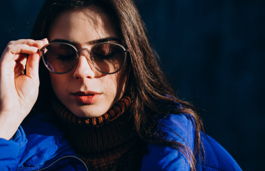 Lentes escuras em óculos de grau: como ter 2 em 1 com lentes fotocromáticas ou clip-on